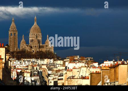 FRANKREICH. PARIS. 18TH BEZIRK. BASILIKA SACRE-COEUR UND DIE DÄCHER DER STRASSE JEAN-BAPTISTE PIGALLE Stockfoto