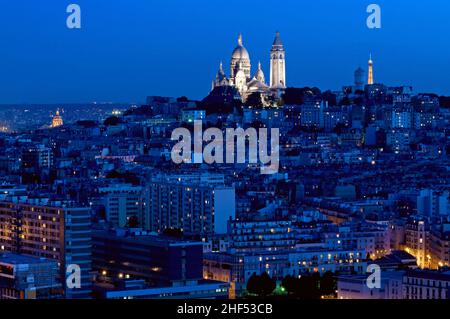 FRANKREICH. PARIS 18 ARR. DER MONTMARTRE UND DER SACRE C.?UR, BEI NACHT, VON EINEM TURM TRÄGT (TRÄGT) DER KAPELLE Stockfoto