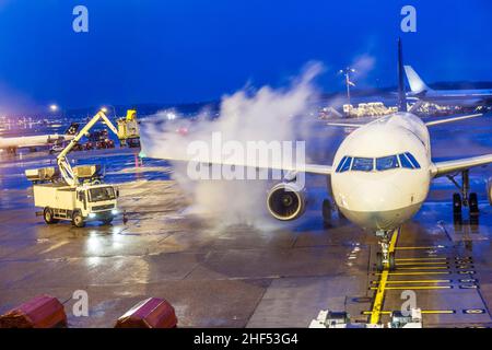 Enteisung eines Flugzeugs im Winter Stockfoto