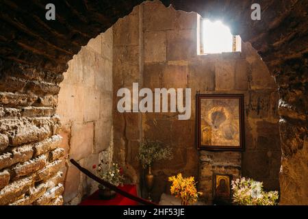 Mzcheta Georgia. Blick Durch Den Bogen Zur Ikone Der Theotokos Unter Dem Fenster Im Inneren Der Jvari-Kirche Stockfoto