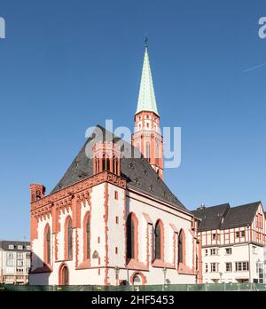 Berühmte alte Nikolaikirche in Frankfurt am zentralen römerplatz Stockfoto