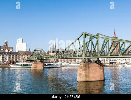 Die Eiserne Brücke (Eiserner Steg) am Nachmittag am Frankfurter Main Stockfoto