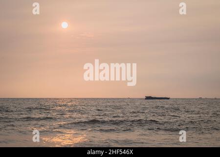 Sonnenuntergang am Meer in Phan Thiet, Vietnam Stockfoto