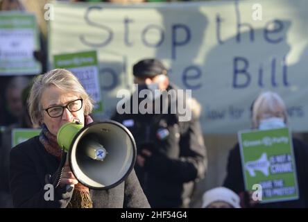 Natalie Bennett / Baroness Bennett von Manor Castle bei einem Protest der Grünen in Westminster gegen das Polizeigesetz, das durch das Parlament läuft und P begrenzt Stockfoto