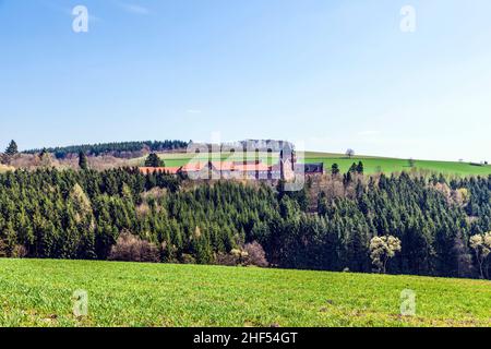 Landschaft mit Kirche der göttlichen Wort Missionare unter blauem Himmel Stockfoto