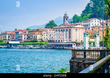 Bellagio borgo am Comer See, Italien. Romantische Seeufer und Gassen. Stockfoto