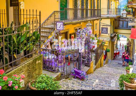 Bellagio borgo am Comer See, Italien. Gasse und Geschäfte. Stockfoto