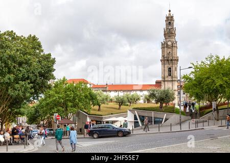 Porto, Portugal - Juni 03 2018: Die Clérigos-Kirche (Portugiesisch: Igreja dos Clérigos) ist eine barocke Kirche im Stadtzentrum. Sein hoher Glockenturm, Stockfoto