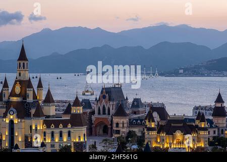 Sonnenuntergang über dem Strand von Nha Trang von der Touristengegend von Vinpearl aus gesehen Stockfoto