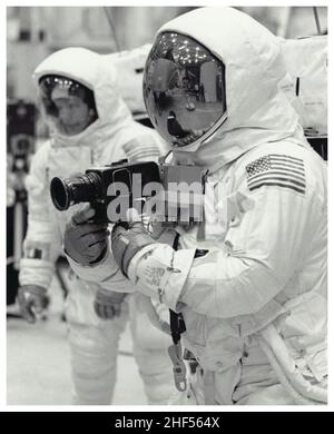 Kommandant der Apollo 11-Raumsonde Neil Armstrong (vorne) und Pilot der Mondlandefähre Edwin E. Aldrin (hinten) üben die Mobilität der Mondoberfläche. Houston, NASA. Stockfoto