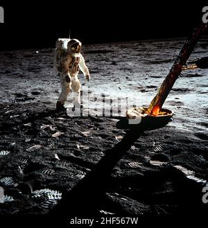 Astronaut Edwin E. Aldrin Jr., Mondmodulpilot, läuft während der Apollo 11-Mission 1969 auf der Oberfläche des Mondes in der Nähe eines Teiles der Mondlandefähre. Stockfoto