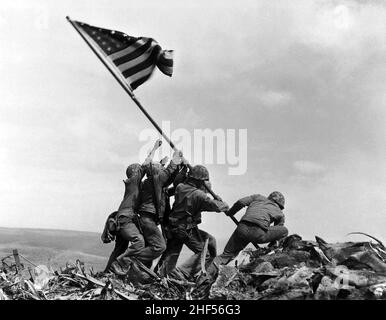 Raising the Flag on Iwo Jima, von Joe Rosenthal. 23. Februar 1945. Ikonisches Foto. Stockfoto