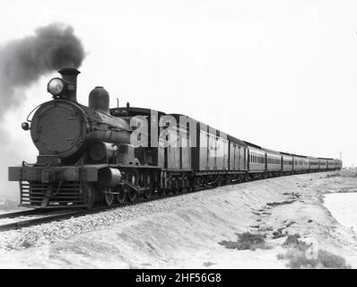 Trans-Australian train westbound from Port Pirie Junction to Port Augusta, Sep 1938 - Loco GA 24 (John Buckland). Stockfoto