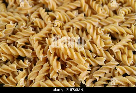 Stapel von ungekochten ganzen Weizen Fusilli Pasta für das Konzept der Wellness Stockfoto