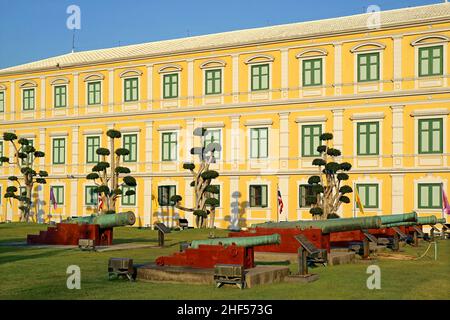 Neoklassizistische Fassade des Hauptquartiers des Verteidigungsministeriums von Thailand mit seinem Cannon Museum im Phra Nakhon District, Bangkok Stockfoto