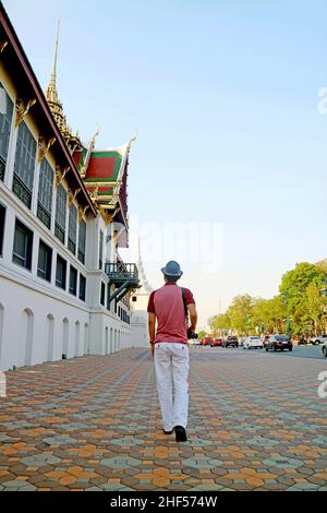 Der Mensch wacht am äußeren Innenhof des Grand Palace Complex auf, einer der beliebtesten Touristenattraktionen in Bangkok, Thailand Stockfoto