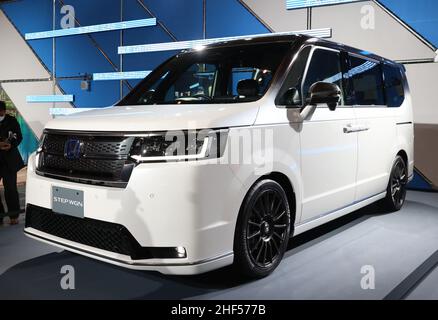 Chiba, Japan. 14th Januar 2022. Der japanische Automobilgigant Honda Motor zeigt am Freitag, den 14. Januar 2022, auf dem Tokyo Auto Salon in Chiba, einem Vorort von Tokio, einen Prototyp-Minivan „STEP WGN e:HEV Spada Concept“. Eine jährliche Custom Car Show startete zum ersten Mal seit zwei Jahren eine dreitägige Live-Veranstaltung. Quelle: Yoshio Tsunoda/AFLO/Alamy Live News Stockfoto