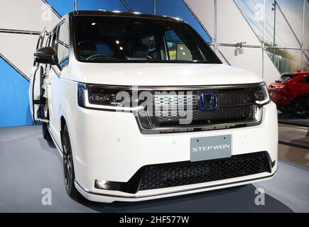 Chiba, Japan. 14th Januar 2022. Der japanische Automobilgigant Honda Motor zeigt am Freitag, den 14. Januar 2022, auf dem Tokyo Auto Salon in Chiba, einem Vorort von Tokio, einen Prototyp-Minivan „STEP WGN e:HEV Spada Concept“. Eine jährliche Custom Car Show startete zum ersten Mal seit zwei Jahren eine dreitägige Live-Veranstaltung. Quelle: Yoshio Tsunoda/AFLO/Alamy Live News Stockfoto