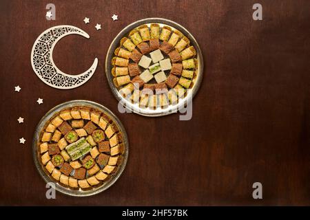 Ramadan traditionelle Süßigkeiten Baklava. Nahöstlicher, türkischer Nachtisch. Ramadan Hintergrund mit Mond und Sternen . Draufsicht mit Kopierbereich Stockfoto