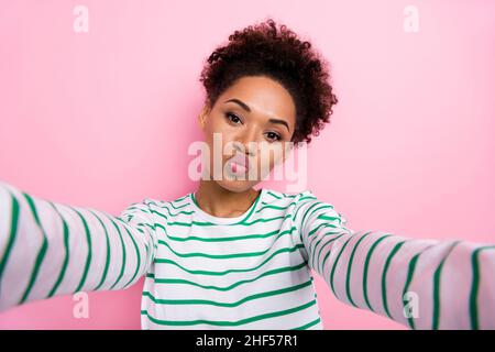 Foto von schönen welligen Millennial Dame tun Selfie Schlag Kuss tragen weißes Hemd isoliert auf rosa Hintergrund Stockfoto