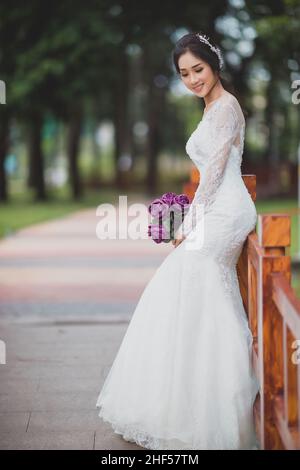 Ho Chi Minh City, Vietnam: Das Glück und die Freude eines vietnamesischen Mädchens in einem Hochzeitskleid Stockfoto