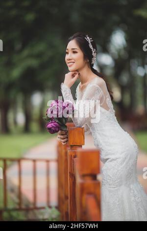 Ho Chi Minh City, Vietnam: Das Glück und die Freude eines vietnamesischen Mädchens in einem Hochzeitskleid Stockfoto