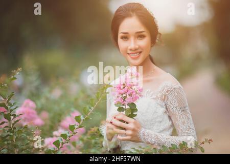 Ho Chi Minh City, Vietnam: Das Glück und die Freude eines vietnamesischen Mädchens in einem Hochzeitskleid Stockfoto