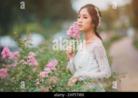 Ho Chi Minh City, Vietnam: Das Glück und die Freude eines vietnamesischen Mädchens in einem Hochzeitskleid Stockfoto