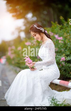 Ho Chi Minh City, Vietnam: Das Glück und die Freude eines vietnamesischen Mädchens in einem Hochzeitskleid Stockfoto