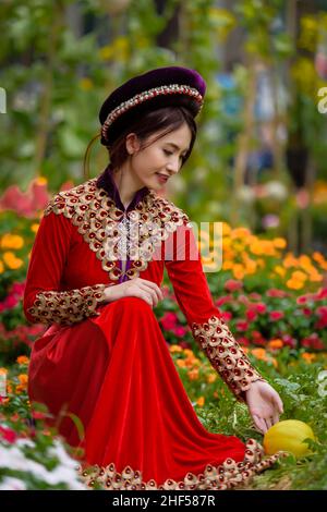 Ho-Chi-Minh-Stadt, Vietnam: Porträt eines brillanten vietnamesischen Mädchens in einem roten Ao dai, um das traditionelle vietnamesische Neujahr zu begrüßen Stockfoto