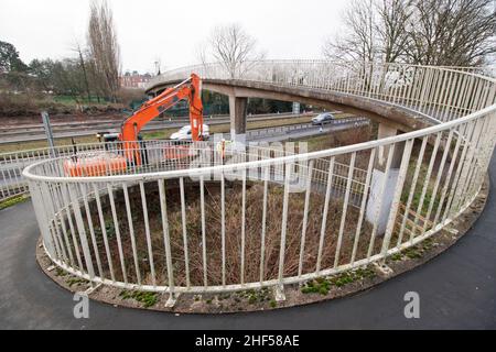 Die ungewöhnliche Fußgängerbrücke, die die Hauptstrasse A5 in Atherstone überquert. Die von den Einheimischen aufgrund ihrer Bauweise als Curly-Wurley-Brücke benannte Brücke führt vom Industriegebiet Carolyn über den Brunnen Spring Close, den Doppelkarraigway A5 und die Witherley Road neben der High School. Die Brücke wird von Schülern und Arbeitern häufig als Abkürzung genutzt und soll 2022 abgerissen werden, da sie als unsicher eingestuft wurde. Eine neue Brücke soll ihren Platz einnehmen und über ein halbes Jahrhundert lang genutzt werden. Stockfoto