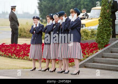 Flugbegleiter verdecken ihre Ohren wegen des Klangs der Concorde am Flughafen Heathrow 1992 Stockfoto