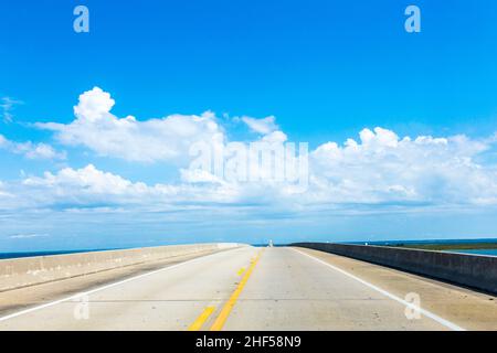 Überqueren der Dauphin Island Bridge in Dauphin Island, USA Stockfoto