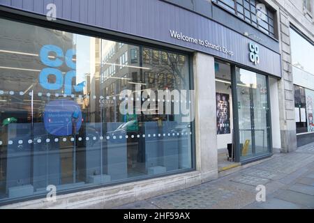 Ein Blick auf den Co-Op-Laden am Strand im Zentrum von London, der angeblich von einer Person mit einem Koffer besucht wurde, um Wein für eine Party zu kaufen, die am Tag vor der Beerdigung des Herzogs von Edinburgh im April 2021 in der Downing Street stattfand. Downing Street hat sich beim Buckingham Palace entschuldigt, nachdem berichtet wurde, dass am Tag vor der Beerdigung des Herzogs zwei Parteien in Nummer 10 abgehalten wurden, James Slack entschuldigte sich für die „Wut und den Schmerz“, die der ehemalige Kommunikationsdirektor des Premierministers ausgelöst hatte, und eines der Ereignisse, die für ihn ein Ausscheiden ausführten. Bilddatum: Freitag, 14. Januar 2022. Stockfoto