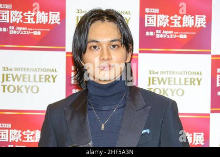 Tokio, Japan. 13th Januar 2022. Die Verleihung der Japan Jewelry Best Dresser Awards 33rd (IJT2022) fand statt. Der japanische Schauspieler Takumi Kitamura gewann den Preis in der Kategorie „Männlich“ am 13. Januar 2022 in Tokio, Japan. (Foto von Kazuki Oishi/Sipa USA) Quelle: SIPA USA/Alamy Live News Stockfoto