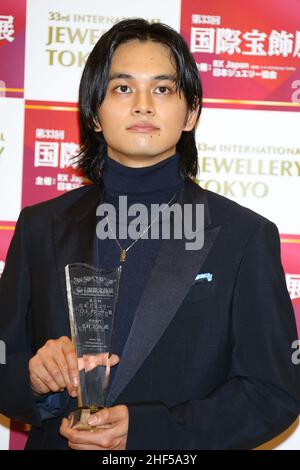 Tokio, Japan. 13th Januar 2022. Die Verleihung der Japan Jewelry Best Dresser Awards 33rd (IJT2022) fand statt. Der japanische Schauspieler Takumi Kitamura gewann den Preis in der Kategorie „Männlich“ am 13. Januar 2022 in Tokio, Japan. (Foto von Kazuki Oishi/Sipa USA) Quelle: SIPA USA/Alamy Live News Stockfoto