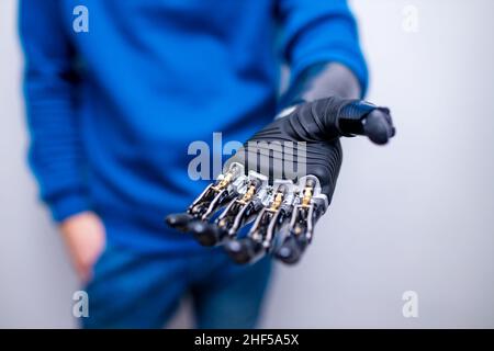 Junger Mann mit moderner Biotechnologie Hand in Wohnung Stockfoto