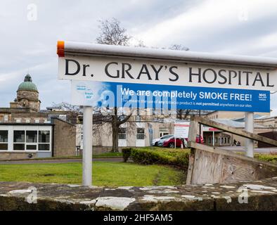 ELGIN, MORAY, SCHOTTLAND - 12. JANUAR 2022: Dies ist eine Ansicht der Außenseite des Dr. Grays Hospital in Elgin, Moray, Schottland am 12. Januar 2022. Stockfoto