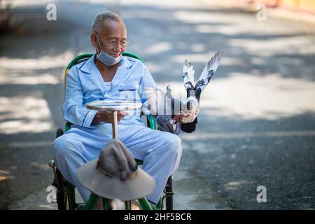 Ein behinderter alter Mann in einem Park in Ho-Chi-Minh-Stadt, Vietnam Stockfoto