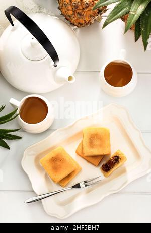 Ansicht Ananas-Kuchen Tortengebäck, taiwanesische berühmte Süßes köstliches Dessert-Essen mit Tee, Copy Space Design. Stockfoto