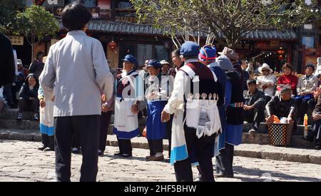 LIJIANG, CHINA - FEBRUAR 20: Nakhi-Frauen tanzen am 20 2012. Februar auf dem Platz in Lijiang. Nakhi sind eine ethnische Gruppe, die die Vorberge bewohnt Stockfoto