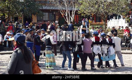 LIJIANG, CHINA - FEBRUAR 20: Nakhi-Frauen tanzen am 20 2012. Februar auf dem Platz in Lijiang. Nakhi sind eine ethnische Gruppe, die die Vorberge bewohnt Stockfoto