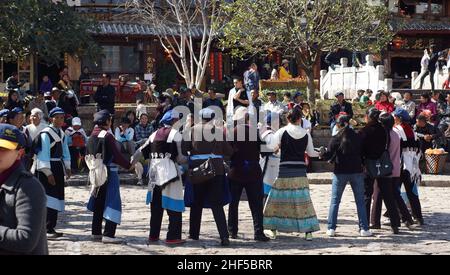 LIJIANG, CHINA - FEBRUAR 20: Nakhi-Frauen tanzen am 20 2012. Februar auf dem Platz in Lijiang. Nakhi sind eine ethnische Gruppe, die die Vorberge bewohnt Stockfoto