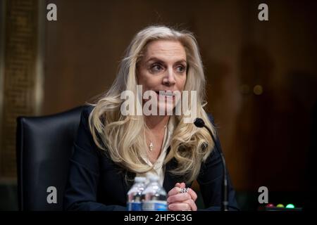 Lael Brainard erscheint am Donnerstag, den 13. Januar 2022, vor einer Anhörung des Senatsausschusses für Banken, Wohnungsbau und städtische Angelegenheiten wegen ihrer Ernennung zum stellvertretenden Vorsitzenden des Gouverneursrats des Federal Reserve Systems im Dirksen Senate Office Building in Washington, DC. Kredit: Rod Lampey / CNP/Sipa USA Stockfoto