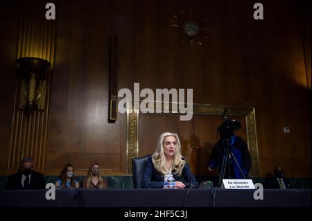 Lael Brainard erscheint am Donnerstag, den 13. Januar 2022, vor einer Anhörung des Senatsausschusses für Banken, Wohnungsbau und städtische Angelegenheiten wegen ihrer Ernennung zum stellvertretenden Vorsitzenden des Gouverneursrats des Federal Reserve Systems im Dirksen Senate Office Building in Washington, DC. Kredit: Rod Lampey / CNP/Sipa USA Stockfoto