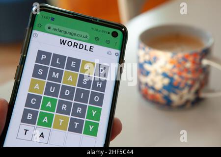 London, Großbritannien, 14. Januar 2022: Ein Spiel von Wordle, das auf einem Mobiltelefon gespielt wird. Das Spiel hat seit seiner Gründung durch Josh Wardle, einen in Wales geborenen Software-Ingenieur aus Brooklyn, mehr als zwei Millionen Spieler gewonnen. Mit einem einzigen Spiel pro Tag, das veröffentlicht wird, teilen Fans ihre Ergebnisse in den sozialen Medien, was die Popularität des Spiels bestimmt. Anna Watson/Alamy Live News Stockfoto