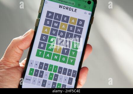 London, Großbritannien, 14. Januar 2022: Ein Spiel von Wordle, das auf einem Mobiltelefon gespielt wird. Das Spiel hat seit seiner Gründung durch Josh Wardle, einen in Wales geborenen Software-Ingenieur aus Brooklyn, mehr als zwei Millionen Spieler gewonnen. Mit einem einzigen Spiel pro Tag, das veröffentlicht wird, teilen Fans ihre Ergebnisse in den sozialen Medien, was die Popularität des Spiels bestimmt. Anna Watson/Alamy Live News Stockfoto