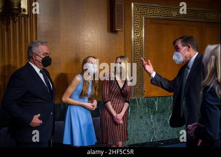 Washington, Vereinigte Staaten Von Amerika. 13th Januar 2022. Lael Brainard und ihre Familie werden von Senator Mark Warner (Demokrat von Virginia) der Vereinigten Staaten vor einem Ausschuss des Senats für Banken, Wohnungswesen, Und Anhörung zu Urban Affairs für ihre Ernennung zum stellvertretenden Vorsitzenden des Gouverneursrates des Federal Reserve Systems im Dirksen Senate Office Building in Washington, DC, Donnerstag, 13. Januar 2022. Quelle: Rod Lampey/CNP/Sipa USA Quelle: SIPA USA/Alamy Live News Stockfoto