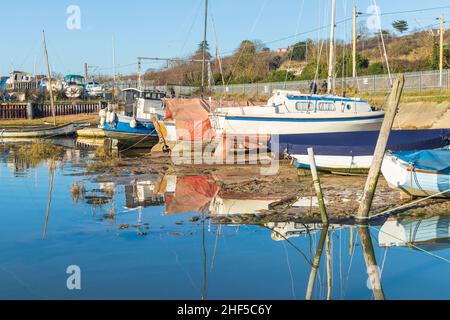 Die Boote vertäuten in Marina in Old Leigh an einem hellen und sonnigen Januarmorgen Stockfoto