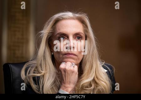 Lael Brainard erscheint am Donnerstag, den 13. Januar 2022, vor einer Anhörung des Senatsausschusses für Banken, Wohnungsbau und städtische Angelegenheiten wegen ihrer Ernennung zum stellvertretenden Vorsitzenden des Gouverneursrats des Federal Reserve Systems im Dirksen Senate Office Building in Washington, DC. Kredit: Rod Lampey / CNP/Sipa USA Stockfoto